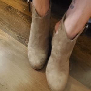 Used closed toe heels